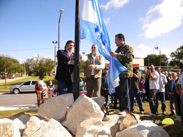 El intendente Erneta y el presidente del centro de ex Combatientes Arbizu izan la Bandera