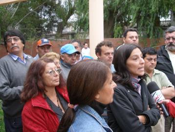 Manifestantes dialogan con la cronista de Cronica TV