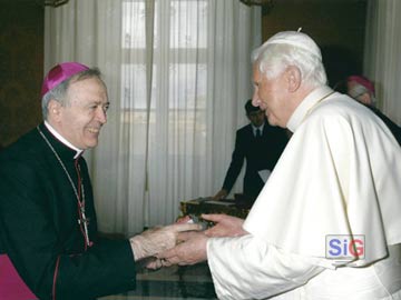 El obispo de nuestra disesis en su visita al Vaticano, junto a Benedicto XVI (archivo)