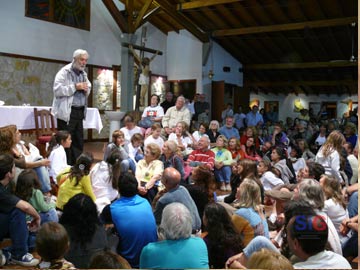 El padre Menpace llega otra vez cargado de historias (foto de archivo)