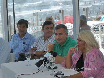 Morales - Carrio y detrs el senador marplatense Jess Porrua