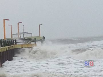 el Muelle, las olas alcanzan a superarlo