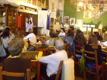 Elizabeth Pedersoli, presidenta de Mujeres Geselinas iniciando la charla