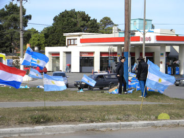 Banderas argentinas y paraguayas se venden en las plazoletas del Boulevard