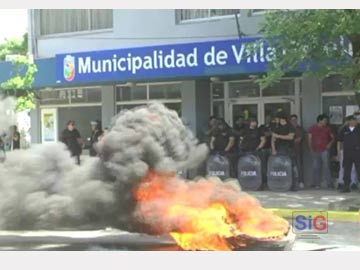 Incendio en plena calle: los comercios de la cuadra cerraron por temor