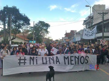 La marcha sobre la avenida Tres (foto gentilez M Tugnarelli)