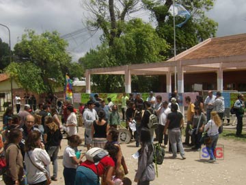 Manifestantes afuera: los vecinos en la calle, ante el vallado (foto gentileza bloque UCR)