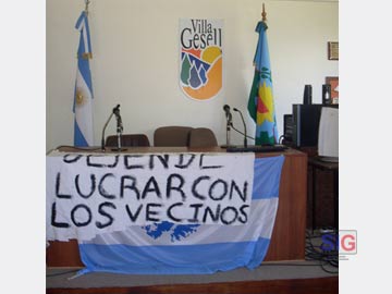 Los vecinos pusieron su bandera. Este jueves a las 11 harn otro intento por aumentar