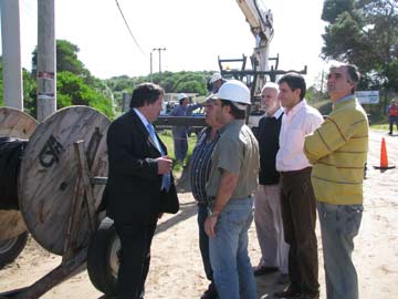 El Intendente y funcionarios municipales con el presidente de Cevige