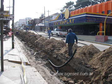 El inicio de obras fue en junlio de 2007, con el enterrado de ductos. Faltaba pasar cables