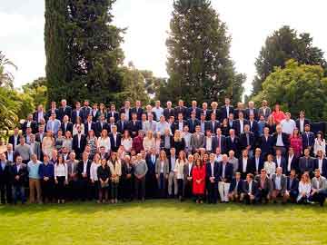 La foto final: el Presidente, la Gobernadora, funcionarios y los dirigentes territoriales