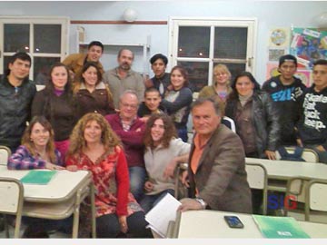 La foto final, candidatos junto a alumnos de la EDEM y el profesor Oviedo