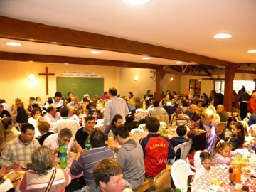 El Saln Parroquial qued chico... la familia reunida el domingo a la mesa