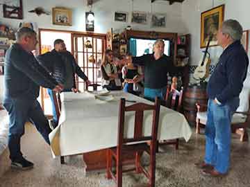 Baldo, Martinez y Pinedo en animada charla con Lino Gimenez, sobrino de Argentino Luna