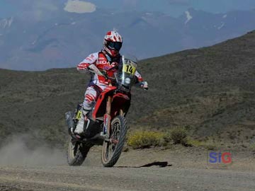 Colgado de las alturas: Pizzolito con la cordillera de fondo (foto prensa J Pizzolito)