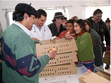 Andres Romn entregando pollitos en el Proseal (archivo)	 	 