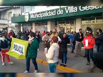 Un nutrido grupo de manifestantes frente al Municipio