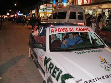 Esteban Dominguez  Pablo Bertinat con su VW Gol reciben el saludo de los presentes       