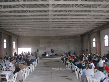 El Parroco Miguel bendice el almuerzo, es el inicio del asado