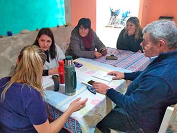 Rey visit a las mujeres de los ex choferes de 