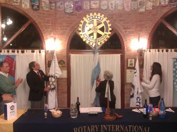 La tradicional ceremonia del izado de banderas (foto Sebastian Pavan)