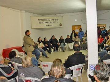 salas en una charla en el comite