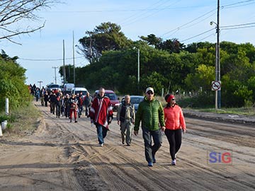 Peregrinos en el Camino, a metros de Mar de las Pampas