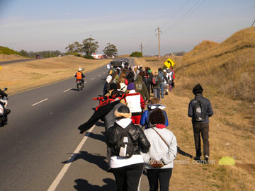 Peregrinos en el camino que une Pinamar y Gesell