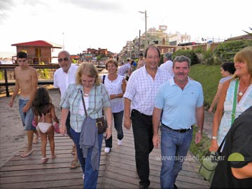 La diputada Giudice,Sanz, baldo y la comitiva, por la rambla