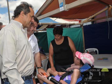 Scioli por primera vez en Gesell en la temporada, en la playa integrada