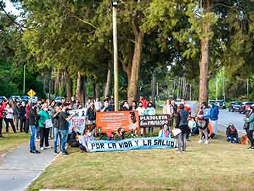 Una imgen de la sentada en la Plazoleta Favaloro (foto gentileza porlatres.com)