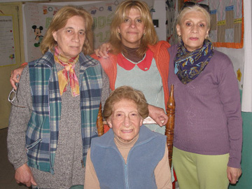 Las Simich: rodean a la abuela Maruca Olga, Mabel y Ana