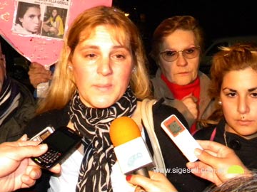 La mam de agostina, habla a los medios