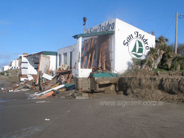 La violencioa del meteoro conta las construcciones rigidas en playa