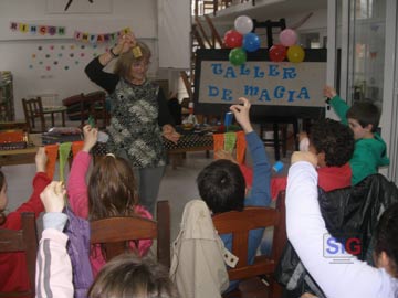 filomena y los chicos, haciendo magia 