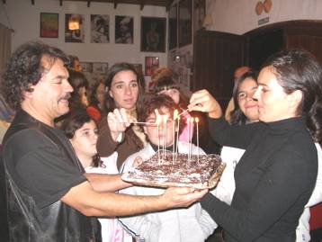 Eduardo y Vernica sostienen la torta de cumpleaos                