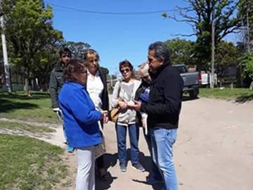 Antonio Luna en dialogo con vecinos en plena calle