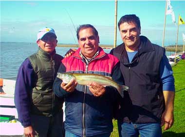 Estevez, Ricciuti y Cuevas con la pieza mayor