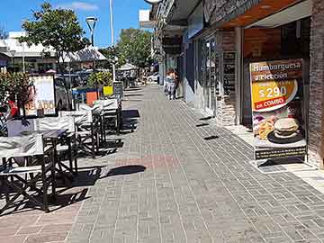 El Concejo se reune a las 18 con el debate sobre el apoyo al comercio en un verano flojo