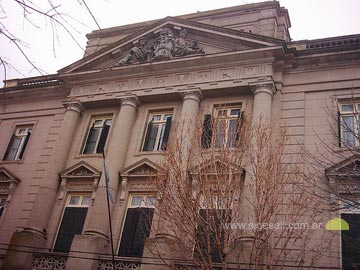 Fachada de los Tribunales de Dolores. El tema playa suma ms errores