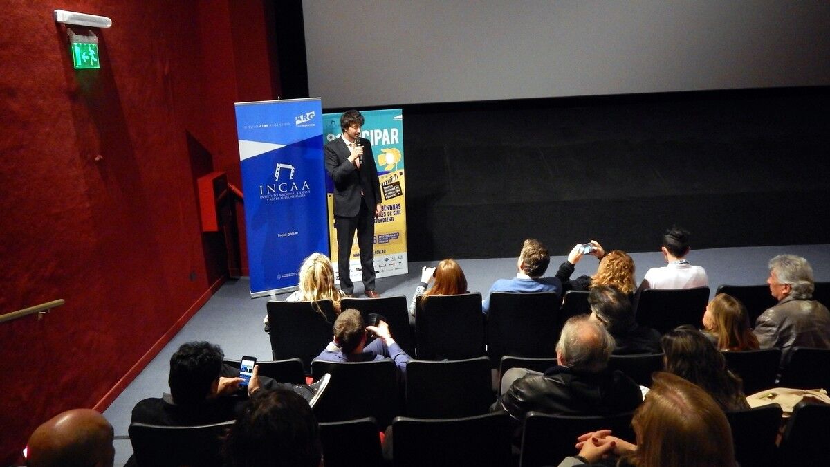 El intendente de Pinamar Martin Yesa presentando el festival en Buenos Aires