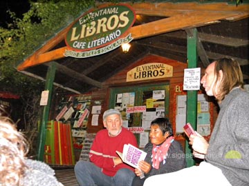 Lectura: Di Luciano y un grupo de lectores frente al clausurado Centro Cultural