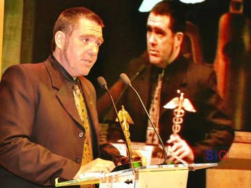 Alejandro Viale a la hora de recibir el galardn, en el Teatro Coliseo Podest de La Plata