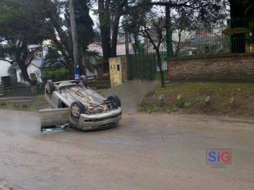 As qued el automovil, en setido contrario a la circulacin